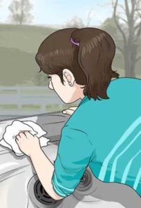 pic uinka puhdistaa lasikuituvuorauksella varusteltu kylpytynnyri